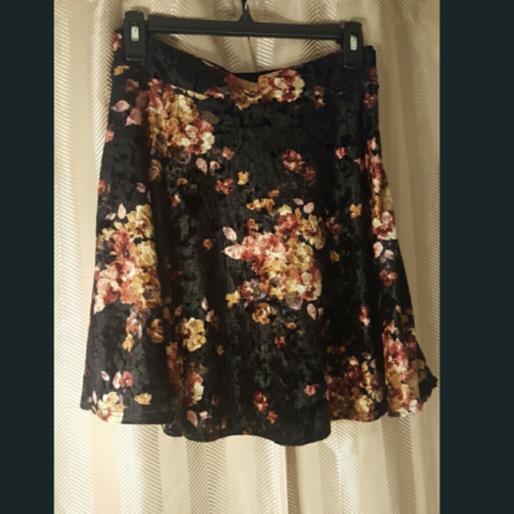 Velvet floral mini skirt.